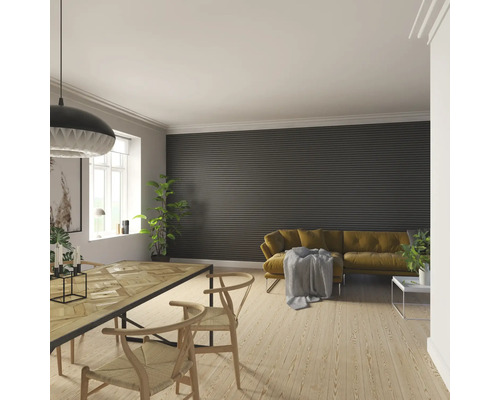 Salon avec table en bois, chaises et mur lambrissé