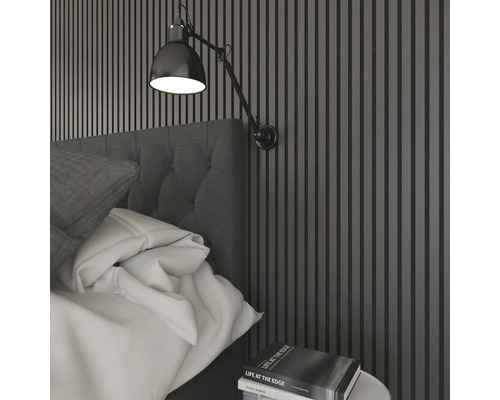 Gros plan d''une chambre avec lit, applique murale et table de chevet