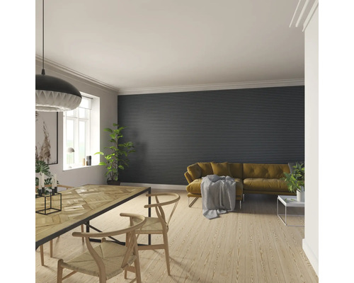 Salon avec table à manger, chaises, canapé et panneaux muraux