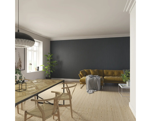 Salon avec table à manger, chaises et canapé devant un mur à panneaux de bois