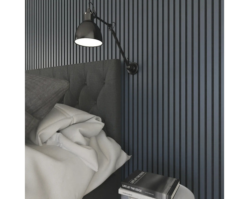 Chambre à coucher avec lit, table de chevet et applique murale