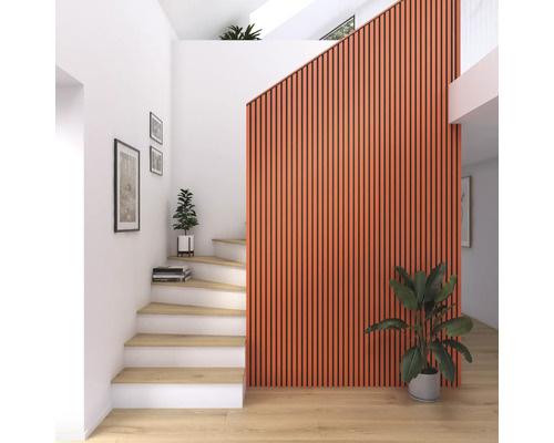 Pièce lumineuse avec escalier, lambris et plantes d''intérieur.