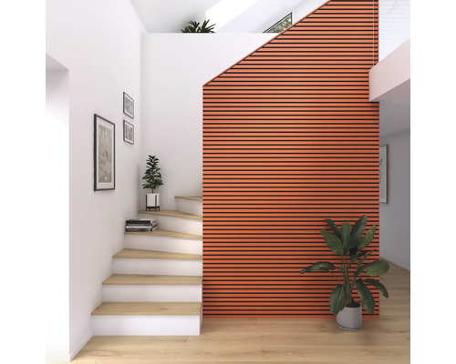 Espace d''entrée avec escalier, panneaux muraux et plantes d''intérieur