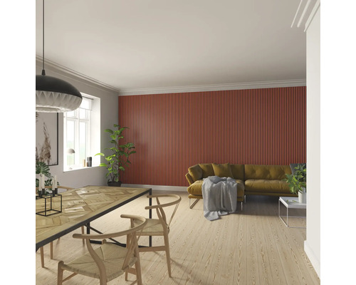 Salon avec panneaux acoustiques au mur, table à manger et canapé