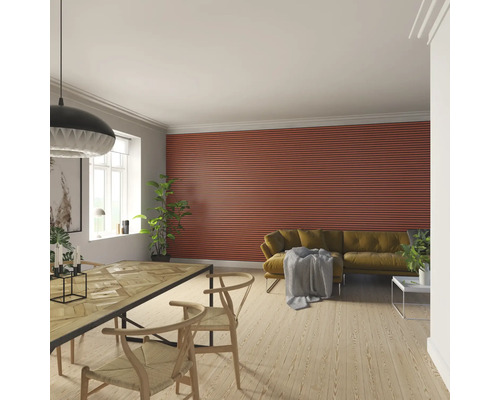 Salon avec table en bois, chaises et panneaux muraux