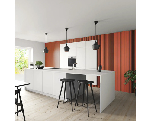 Cuisine claire avec îlot, tabourets de bar et mur d''accent