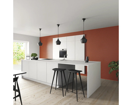 Cuisine moderne avec îlot de cuisine, tabourets de bar, four encastrable et revêtement mural horizontal