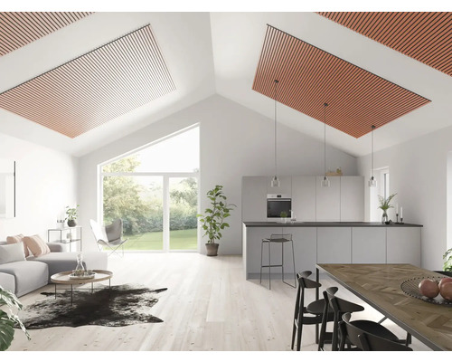 Salon lumineux avec cuisine ouverte et panneaux de bois au plafond