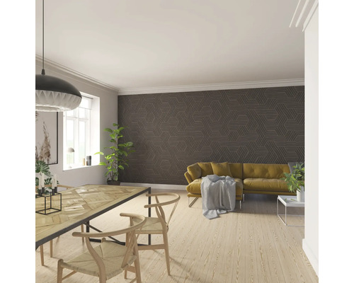 Salon avec table à manger, chaises, canapé et mur à motifs