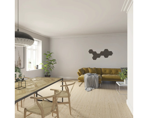 Salon lumineux avec table à manger, chaises et canapé jaune