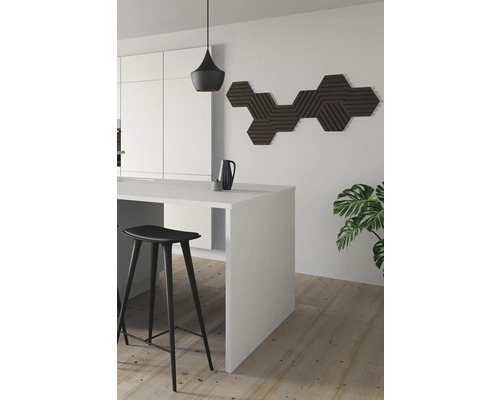 Cuisine lumineuse avec tabouret de bar, suspension et panneaux muraux