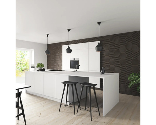 Cuisine moderne avec éléments de cuisine blancs, îlot de cuisine, tabourets de bar et suspensions