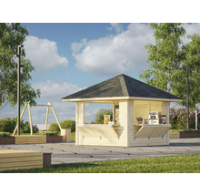 Kiosque en bois avec comptoir de vente et toit en bardeaux dans un parc