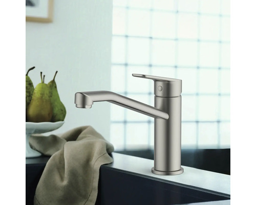 Robinet de cuisine en métal sur un évier