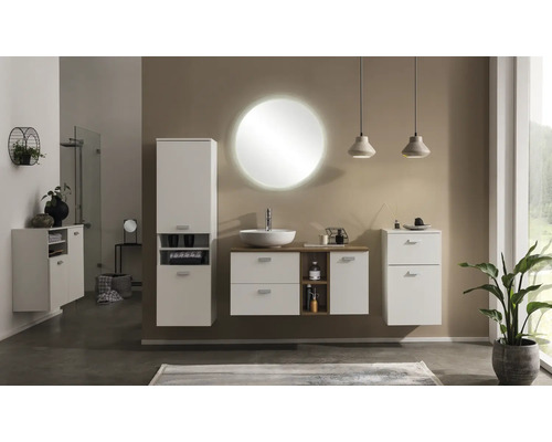 Salle de bain avec lavabo, armoire de toilette, meuble bas et suspensions pour une ambiance lumineuse et organisée.