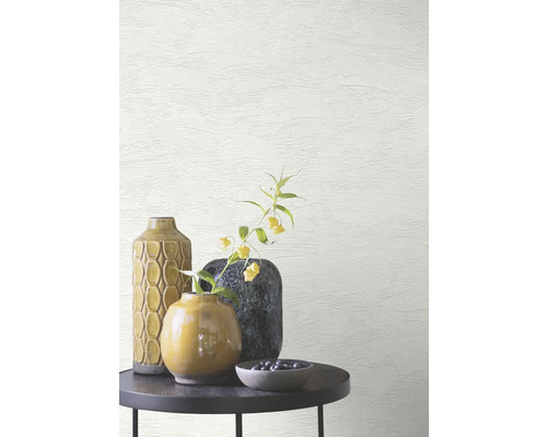 Mur décoratif avec structure et différents vases sur une table