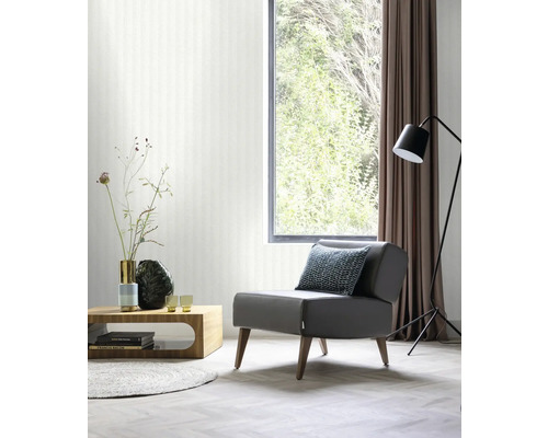 Salon avec fauteuil, table, lampadaire et fenêtre