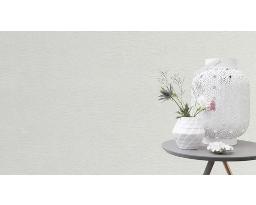 Scène décorative avec papier peint, table, lanterne et vase de fleurs