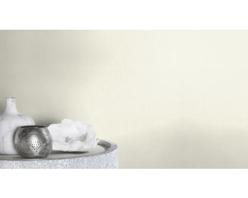 Scène décorative avec un vase, un bougeoir à réchaud et un cristal de quartz sur une table