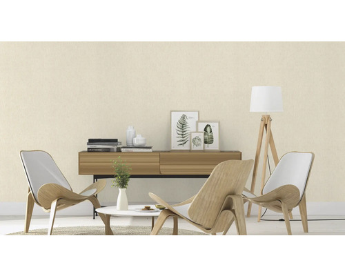 Helles Wohnzimmer mit strukturierten Tapeten, Sesseln, Tisch und Kommode