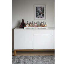 Dekorative Weihnachtslandschaft mit Häusern, Bäumen und Zug auf einem Sideboard