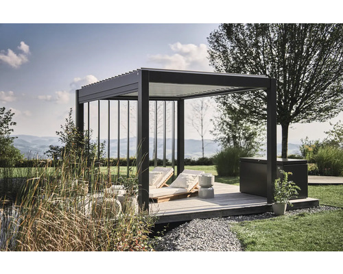 Modern gestaltete Pergola mit Liegen auf einer Holzterrasse in einem Garten.