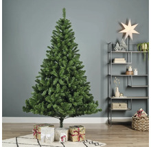 Sapin de Noël artificiel vert avec des cadeaux dans le salon.