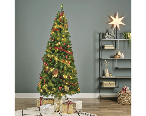 Sapin de Noël décoré avec des cadeaux dans le salon