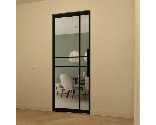 Schwarze Glasschiebetür mit Stahlrahmen in einem Wohnraum