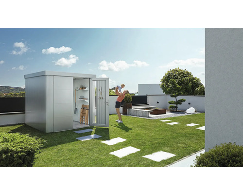 Scène de jardin avec abri de jardin, mère et enfant sur la pelouse