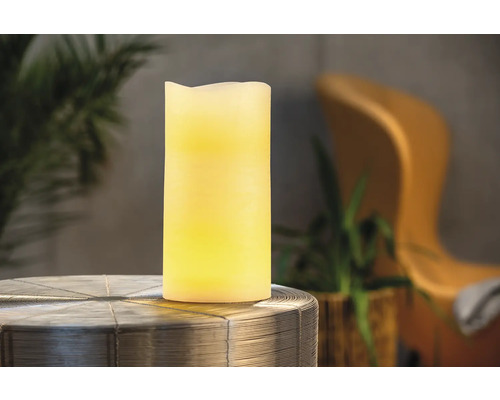 Bougie LED décorative sur une table