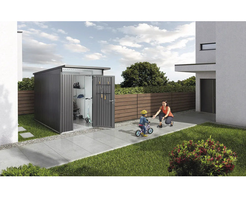 Scène de jardin avec abri de jardin en métal, mère et enfant avec vélo