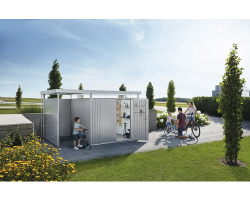 Famille devant un abri à outils en métal avec des vélos et des jouets