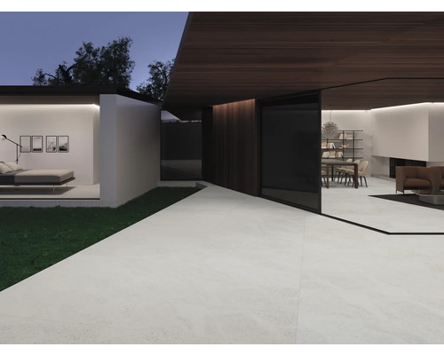 Aussenbereich mit hellen Bodenfliesen, Rasenfläche, Schlafzimmer und Wohnzimmer mit Essbereich