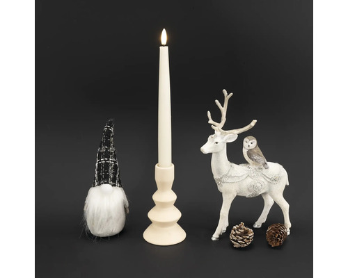 Dekoratives Arrangement mit LED Kerze, Rentierfigur und Zwerg