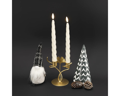 Dekoration mit Kerzen, Kerzenständer, Dekofigur, Tannenbaum und Tannenzapfen