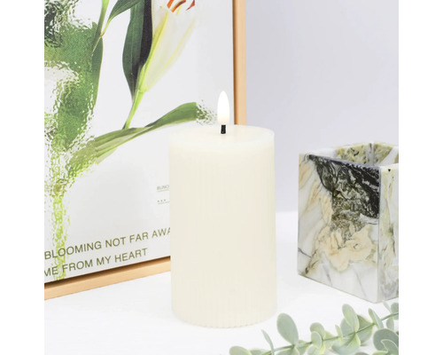 Dekorative LED Kerze mit Ornament, kombiniert mit Bilderrahmen und Dekoration