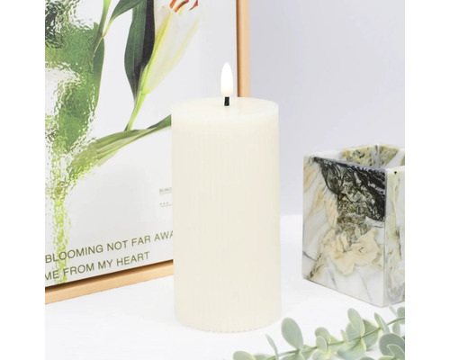 Dekorative Stumpenkerze mit Flammeneffekt und Zubehör