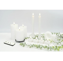 Bougies LED décoratives avec télécommande sur une table