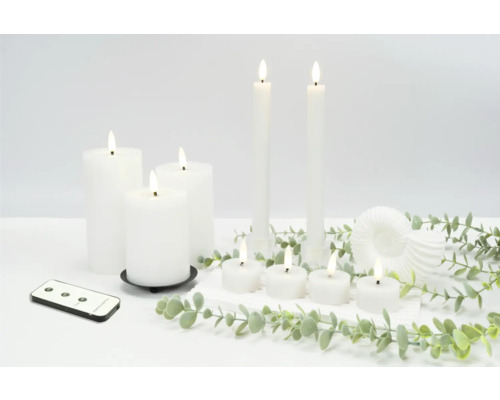 Bougies LED décoratives avec télécommande sur une table