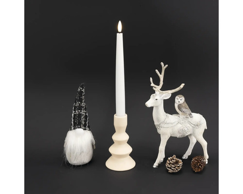 Dekorative Szene mit LED Kerze, Zwerg und Hirschfigur für weihnachtliche Atmosphäre