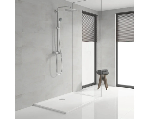 Modernes Badezimmer mit Duschwanne, Duscharmatur und zwei Fenstern mit Jalousien.