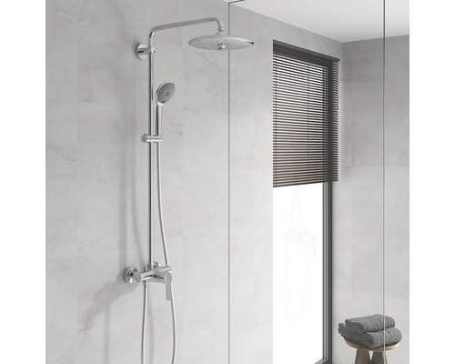 Duschsystem mit Kopf- und Handbrause im modernen Badezimmer