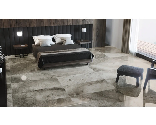 Chambre avec lit, tables de chevet et carrelage au sol imitation marbre.