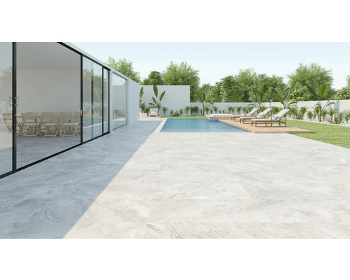 Aussenbereich mit Fliesenboden, Pool und Liegestühlen