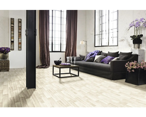 Salon avec canapé, table basse et plancher en bois clair