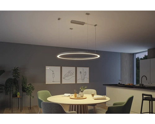 Esszimmer mit Esstisch, Stühlen und einer runden LED-Hängeleuchte