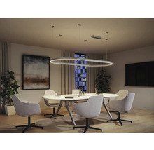 Besprechungsraum mit ovaler LED-Pendelleuchte über einem ovalen Tisch