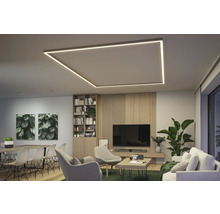 Wohnzimmer mit quadratischer LED-Deckenleuchte, Esstisch, Stühlen und Sofabereich.