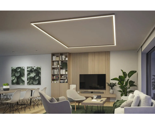 Wohnzimmer mit quadratischer LED-Deckenleuchte, Esstisch, Stühlen und Sofabereich.